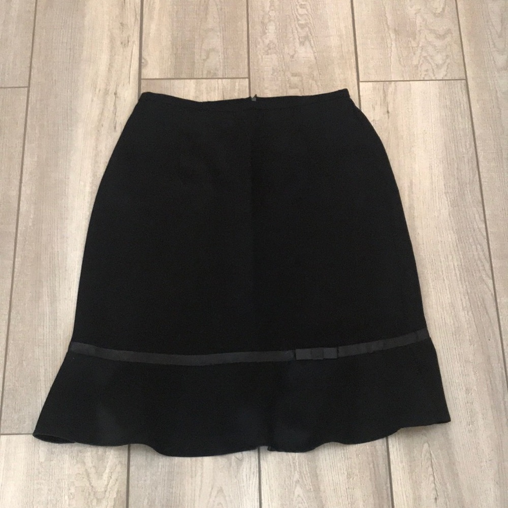 Black skirt with ruffle - size 10